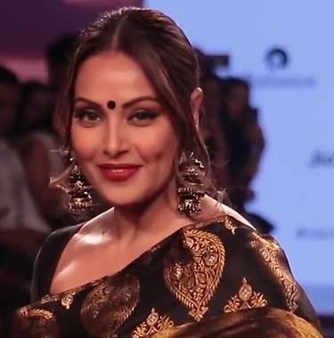 Celebrity Hairstyle of Bipasha Basu from Lakme Fashion Week , Viral  bollywood, 2020 | Charmboard