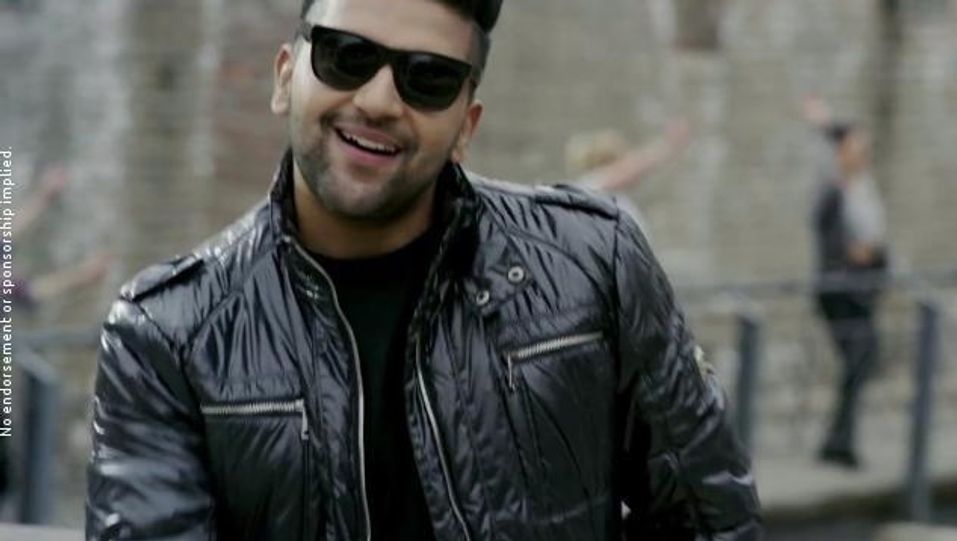 Guru Randhawa - Celebrity Style in Suit Suit, Hindi Medium, 2017 from Suit  Suit. | Charmboard